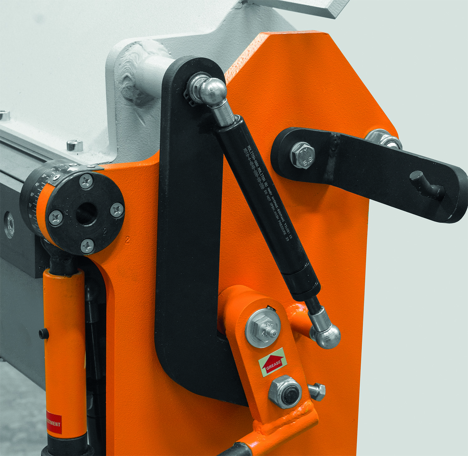 Система газовых цилиндров на верхнюю прижимную планку, позволяет быстро и плавно поднимать и опускать прижимную планку